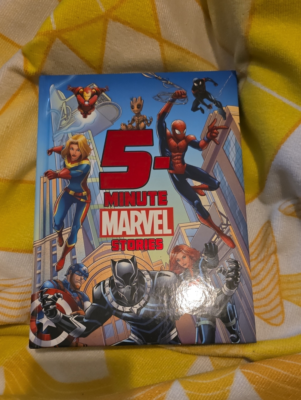 EUC- Marvel 5-Minute Stories Book - Red & Blue Cover